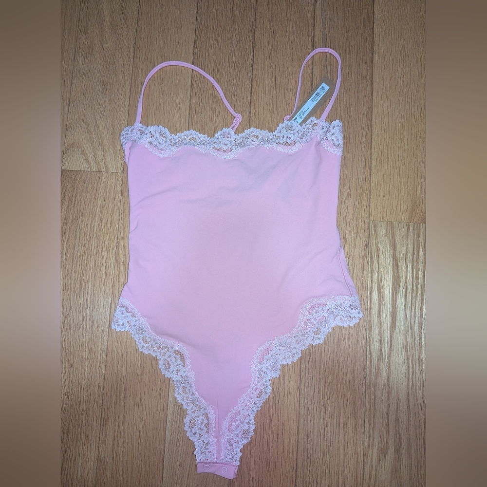 BB1. NWT SKIMS FITS EVERYBODY LACE CAMI BODYSUIT IN BUBBLEGUM TONAL - Picture 6 of 8